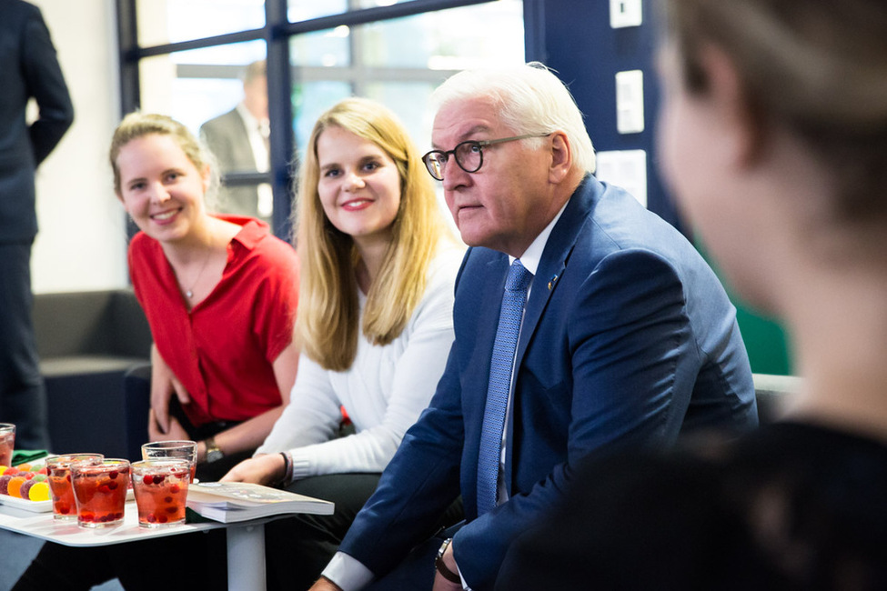 Bundespräsident Frank-Walter Steinmeier im Gespräch mit Studierenden der Universität von Oulu anlässlich des Staatsbesuchs in Finnland