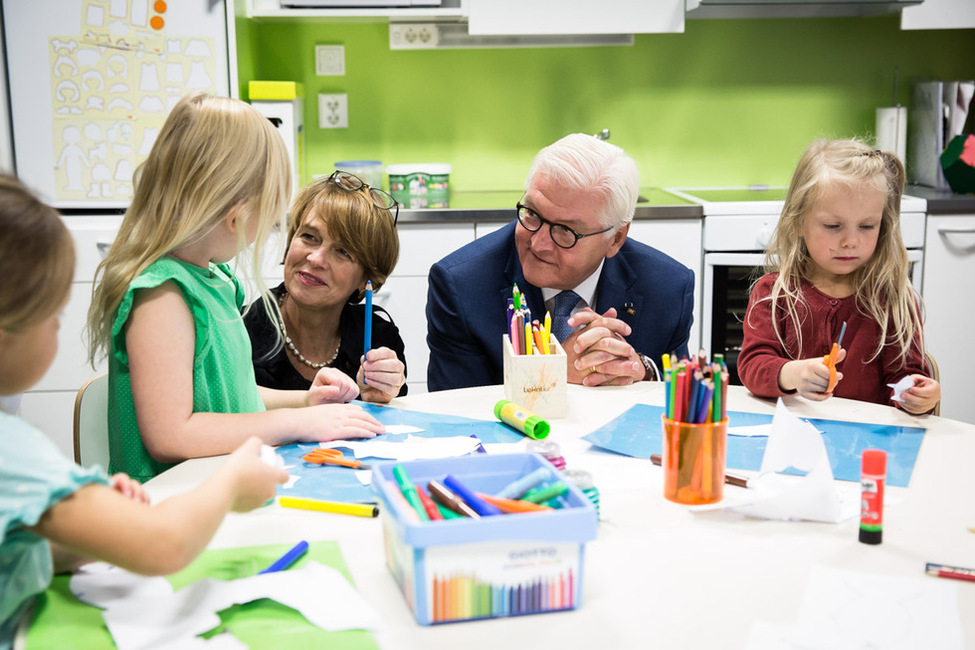 Bundespräsident Frank-Walter Steinmeier und Elke Büdenbender besuchen Kinder der Hiukkavaara-Future-School in Oulu anlässlich des Staatsbesuchs in Finnland