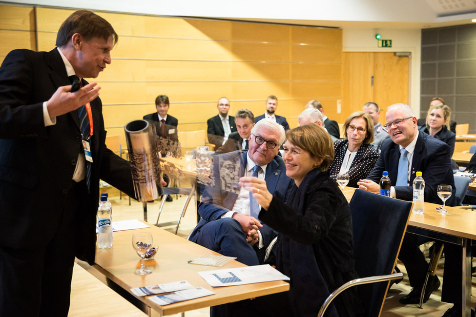 Bundespräsident Frank-Walter Steinmeier und Elke Büdenbender besuchen das VTT Technical Research Center in Oulu anlässlich des Staatsbesuchs in Finnland