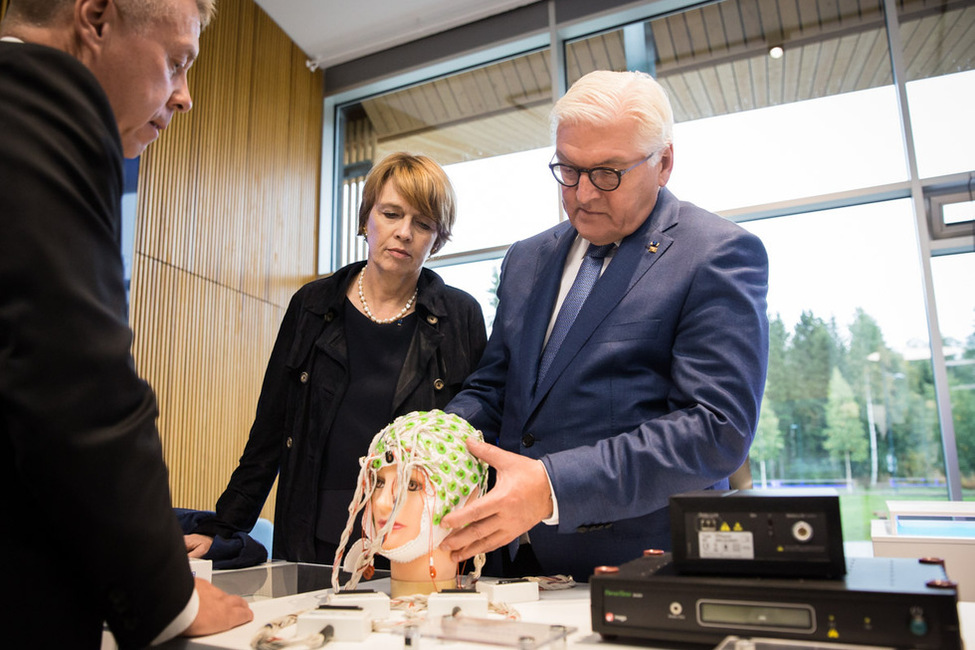 Bundespräsident Frank-Walter Steinmeier und Elke Büdenbender informieren sich beim Besuch des Unternehmens Bittium über Kommunikationslösungen anlässlich des Staatsbesuchs in Finnland