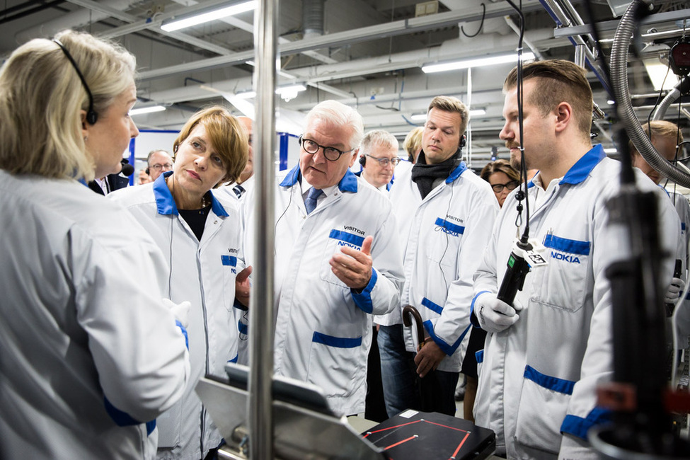 Bundespräsident Frank-Walter Steinmeier und Elke Büdenbender informieren sich beim Besuch des Unternehmens Nokia anlässlich des Staatsbesuchs in Finnland