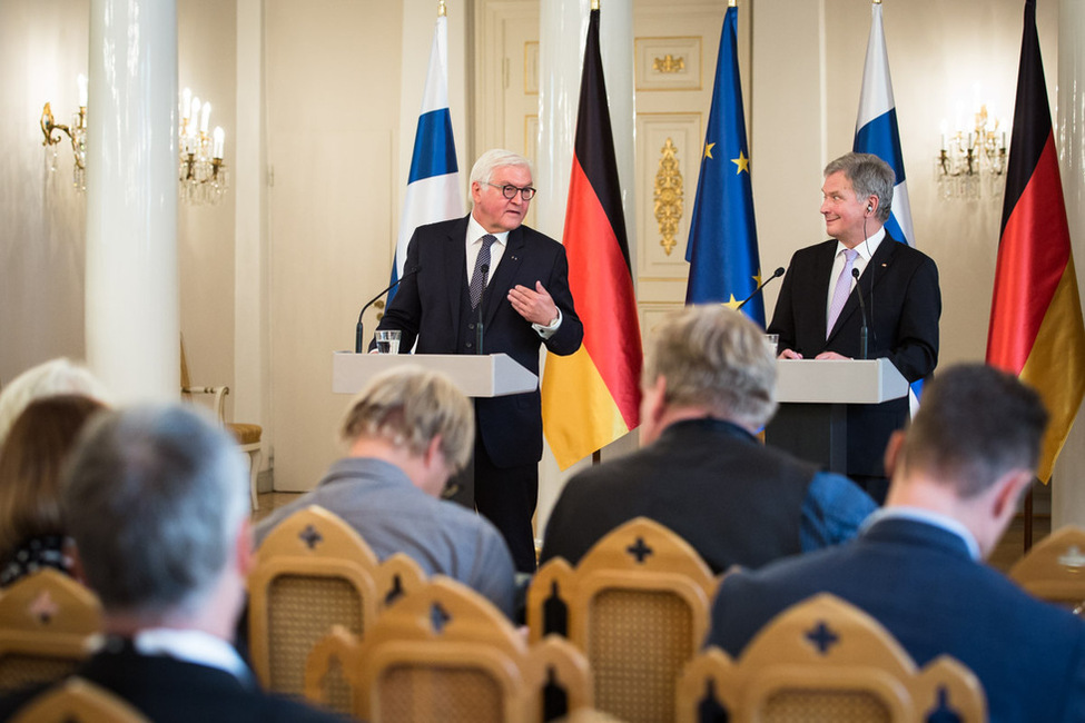 Bundespräsident Frank-Walter Steinmeier bei der gemeinsamen Pressekonferenz mit dem Staatspräsidenten der Republik Finnland, Sauli Niinistö, im Palais des Staatspräsidenten anlässlich des Staatsbesuchs 