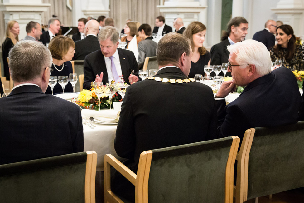 Bundespräsident Frank-Walter Steinmeier und Elke Büdenbender beim Mittagessen mit dem Staatspräsidenten der Republik Finnland, Sauli Niinistö, und dem Bürgermeister von Helsinki, Jan Vapaavuori, im Rathaus von Helsinki anlässlich des Staatsbesuchs begrüßt