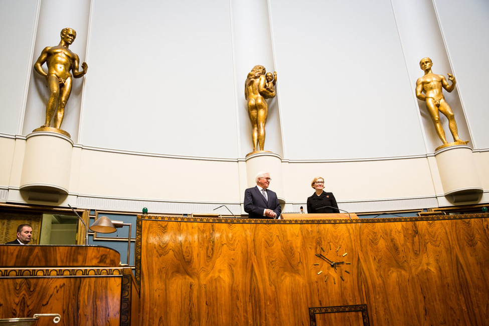 Bundespräsident Frank-Walter Steinmeier beim Gang durch das Parlament mit der Parlamentspräsidentin der Republik Finnland, Paula Risikko, anlässlich des Staatsbesuchs 