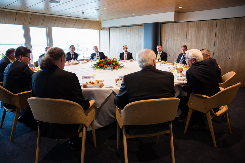 Bundespräsident Frank-Walter Steinmeier im Gespräch mit Vertretern der deutschen und finnischen Wirtschaft zum Thema "Arbeit der Zukunft" in Helsinki anlässlich des Staatsbesuchs 