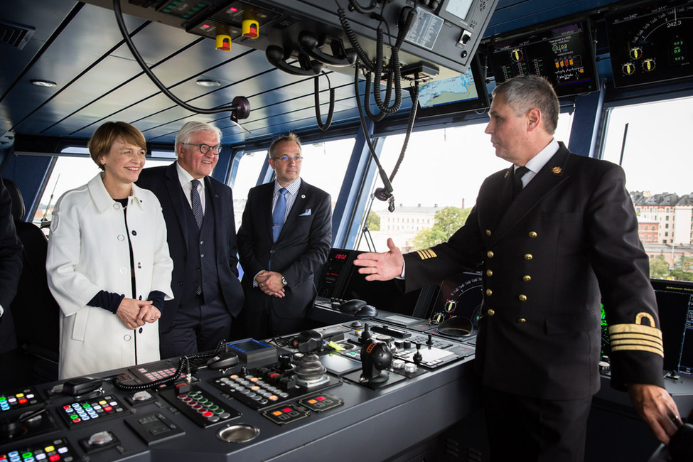 Bundespräsident Frank-Walter Steinmeier und Elke Büdenbender bei der Besichtigung des Eisbrechers "Polaris" im Hafen von Helsinki anlässlich des Staatsbesuchs in Finnland