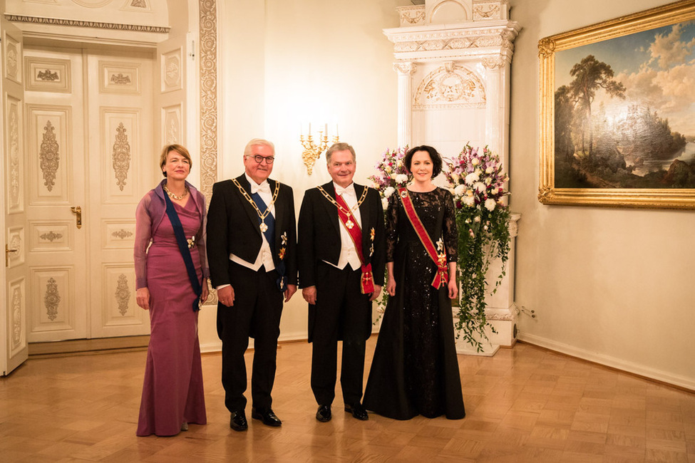 Bundespräsident Frank-Walter Steinmeier und Elke Büdenbender vor dem Staatsbankett, gegeben vom Staatspräsidenten der Republik Finnland, Sauli Niinistö, und seiner Frau Jenni Haukio im Palais des Staatspräsidenten anlässlich des Staatsbesuchs in Finnland