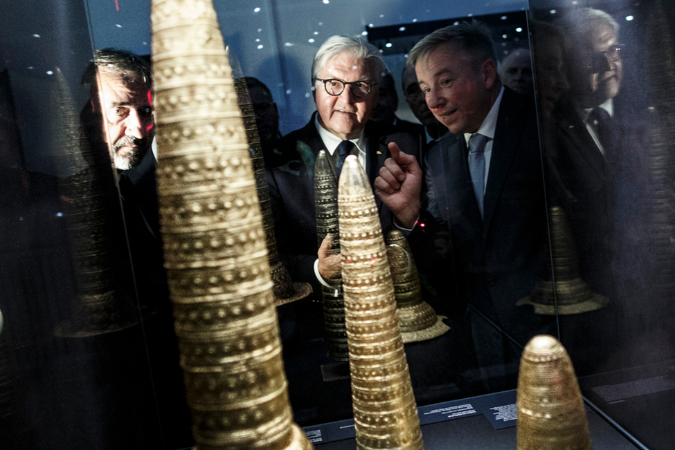 Bundespräsident Frank-Walter Steinmeier beim Rundgang durch die Ausstellung "Bewegte Zeiten – Archäologie in Deutschland" im Martin-Gropius-Bau in Berlin 