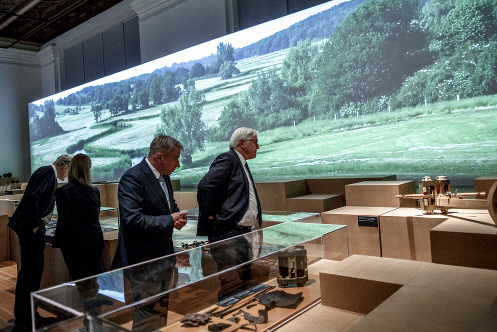 Bundespräsident Frank-Walter Steinmeier beim Rundgang durch die Ausstellung "Bewegte Zeiten – Archäologie in Deutschland" im Martin-Gropius-Bau in Berlin 