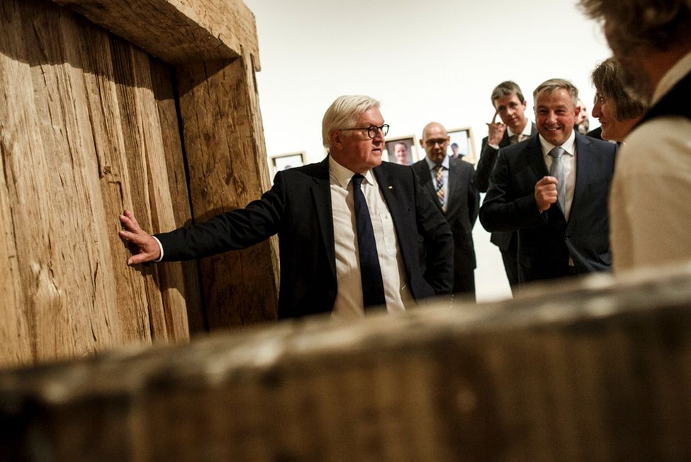 Bundespräsident Frank-Walter Steinmeier beim Rundgang durch die Ausstellung "Bewegte Zeiten – Archäologie in Deutschland" im Martin-Gropius-Bau in Berlin 