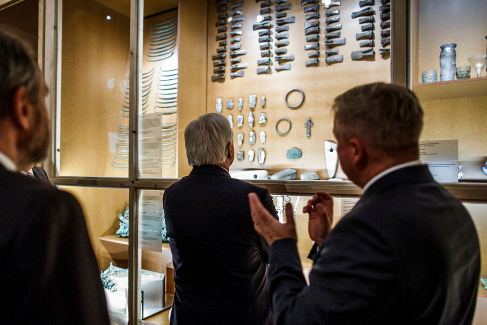 Bundespräsident Frank-Walter Steinmeier beim Rundgang durch die Ausstellung "Bewegte Zeiten – Archäologie in Deutschland" im Martin-Gropius-Bau in Berlin 