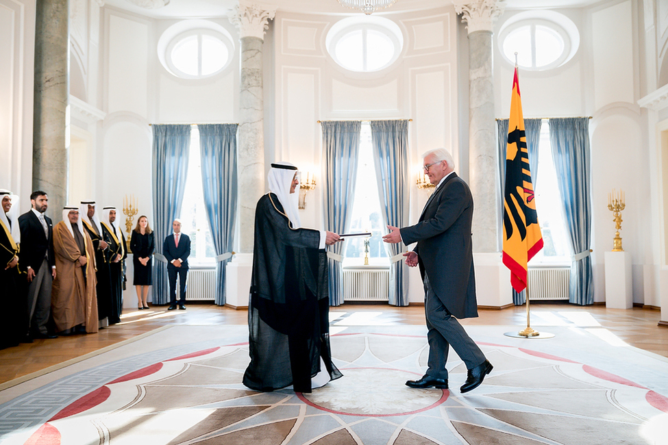 Bundespräsident Frank-Walter Steinmeier beim Empfang des Beglaubigungsschreibens von Najeeb Al-Bader aus dem Staat Kuwait im Langhanssaal von Schloss Bellevue anlässlich der Akkreditierung von Botschafterinnen und Botschaftern