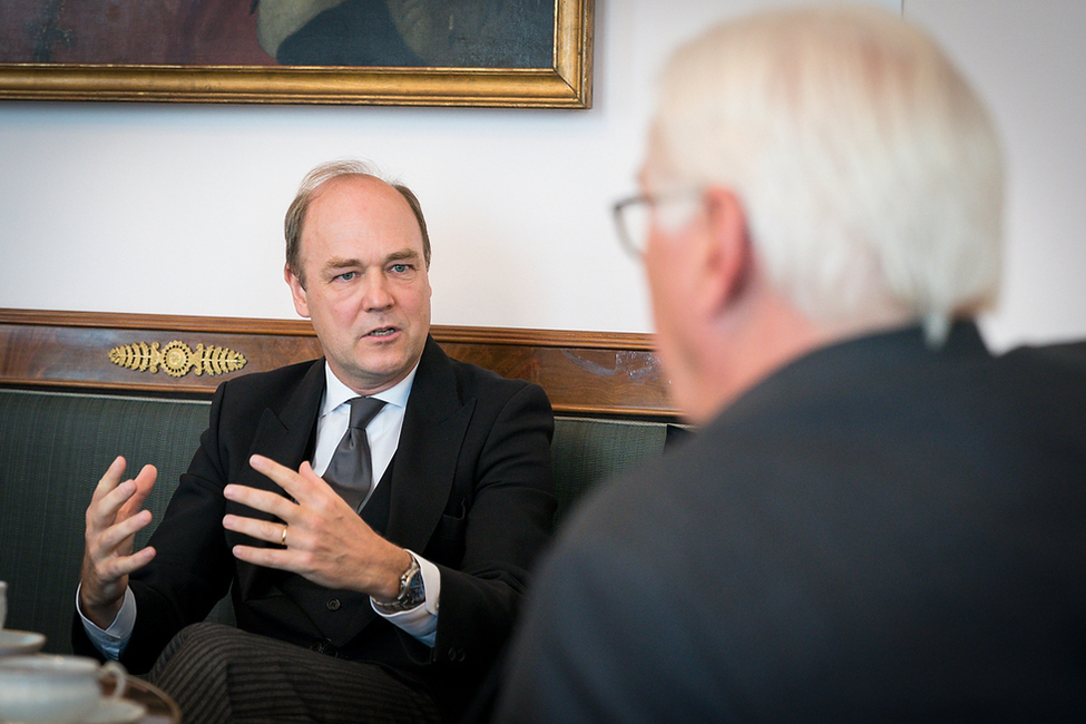 Bundespräsident Frank-Walter Steinmeier beim Austausch mit Baron Willem van de Voorde aus dem Königreich Belgien im Salon Luise von Schloss Bellevue anlässlich der Akkreditierung von Botschafterinnen und Botschaftern