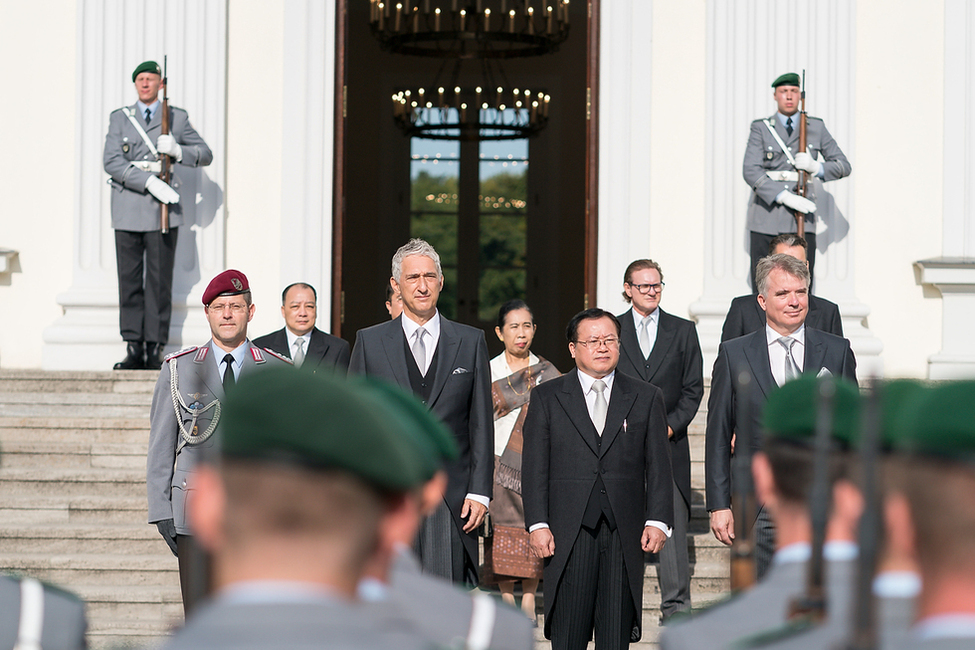 Hissen der Flagge beim kleinen militärischen Zeremoniell für den Botschafter aus der Demokratischen Volksrepublik Laos, Phomma Boutthavong, im Ehrenhof von Schloss Bellevue anlässlich der Akkreditierung von Botschafterinnen und Botschaftern 