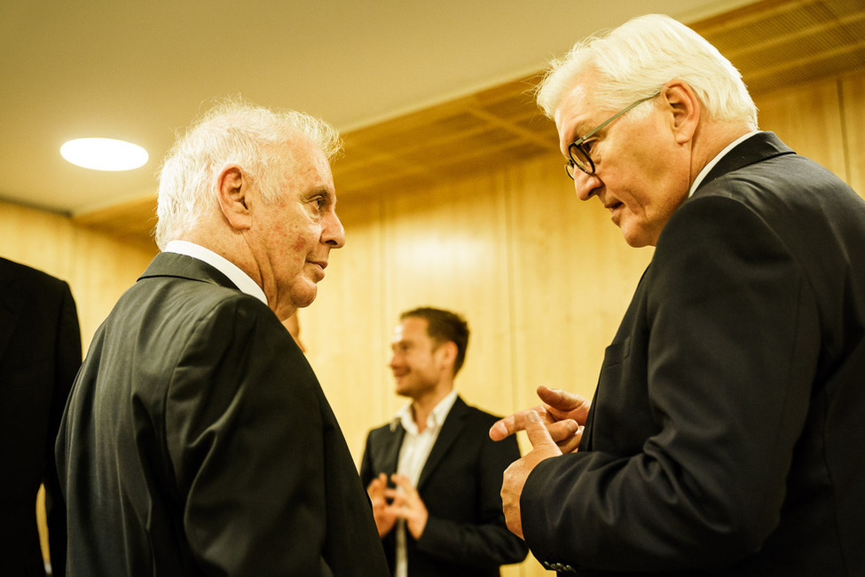 Bundespräsident Frank-Walter Steinmeier im Gespräch mit Daniel Barenboim nach dem Festkonzert zum 100. Gründungsjubiläum der Konzert-Direktion Hans Adler in der Philharmonie in Berlin teil