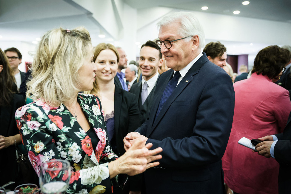 Bundespräsident Frank-Walter Steinmeier im Gespräch mit Anne-Sophie Mutter nach dem Festkonzert zum 100. Gründungsjubiläum der Konzert-Direktion Hans Adler in der Philharmonie in Berlin teil