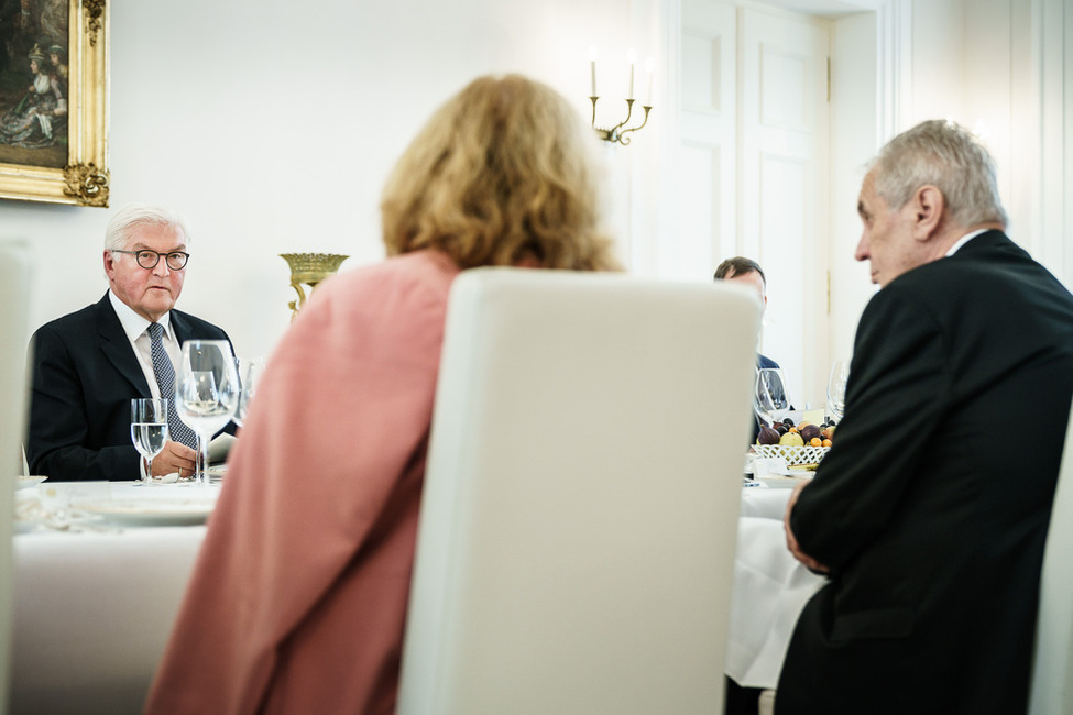 Bundespräsident Frank-Walter Steinmeier hält eine Ansprache beim Mittagessen mit dem Präsidenten der Tschechischen Republik, Miloš Zeman, anlässlich seines Besuchs in Schloss Bellevue