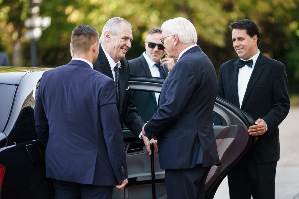 Bundespräsident Frank-Walter Steinmeier begrüßt den Präsidenten der Tschechischen Republik, Miloš Zeman, bei seiner Ankunft in Schloss Bellevue