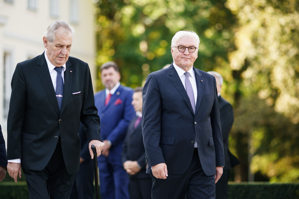 Bundespräsident Frank-Walter Steinmeier begrüßt den Präsidenten der Tschechischen Republik, Miloš Zeman, mit militärischen Ehren im Park von Schloss Bellevue