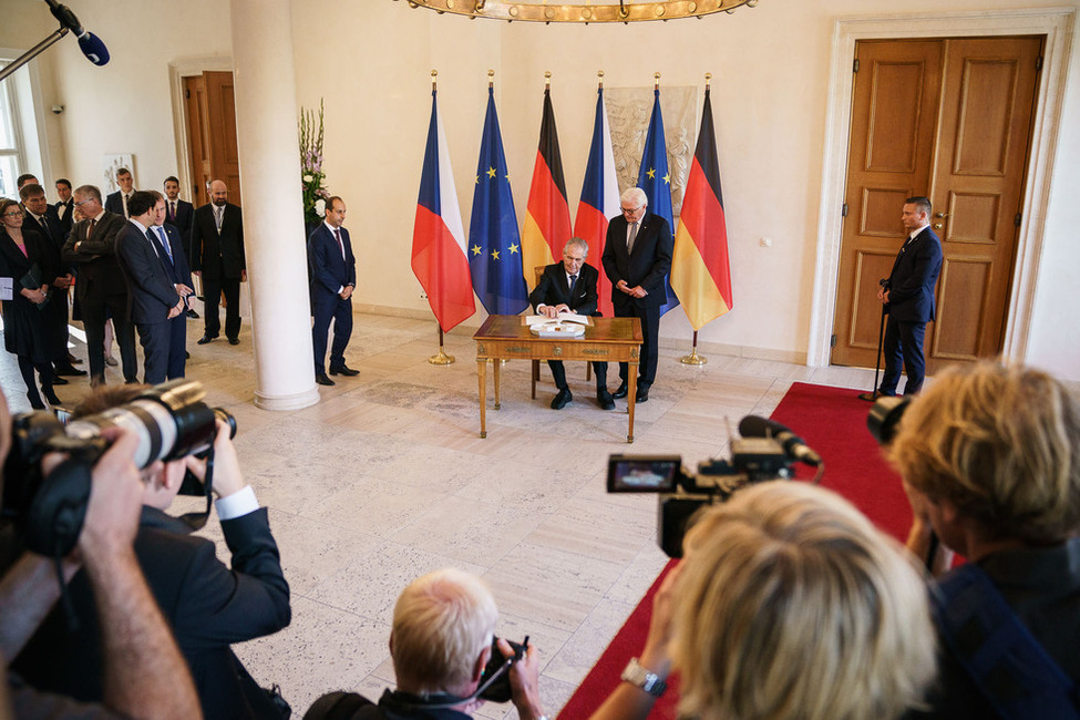 Bundespräsident Frank-Walter Steinmeier mit dem Präsidenten der Tschechischen Republik, Miloš Zeman, beim Eintrag ins Gästebuch in Schloss Bellevue 