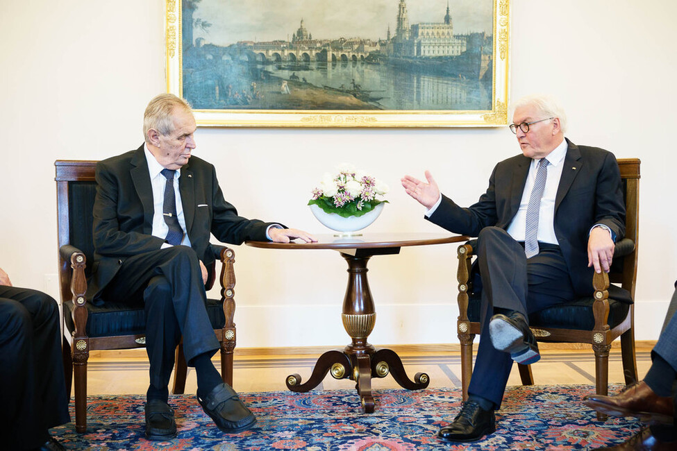 Bundespräsident Frank-Walter Steinmeier im Gespräch mit dem Präsidenten der Tschechischen Republik, Miloš Zeman, im Amtszimmer von Schloss Bellevue 