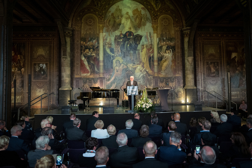 Bundespräsident Frank-Walter Steinmeier hält eine Laudatio auf Sigmar Gabriel anlässlich der Verleihung des Ehrenbürgerrechts der Stadt Goslar an Bundesminister a. D. Sigmar Gabriel im Kaisersaal in der Kaiserpfalz in Goslar