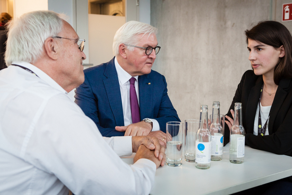Bundespräsident Frank-Walter Steinmeier im Gespräch mit Teilnehmerinnen und Teilnehmern der Dialogveranstaltung "Deutschland spricht" von ZEIT online im Radialsystem in Berlin