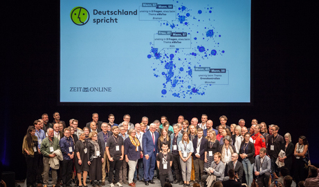 Bundespräsident Frank-Walter Steinmeier mit den Diskussionspaaren der Dialogveranstaltung "Deutschland spricht" von ZEIT online im Radialsystem in Berlin