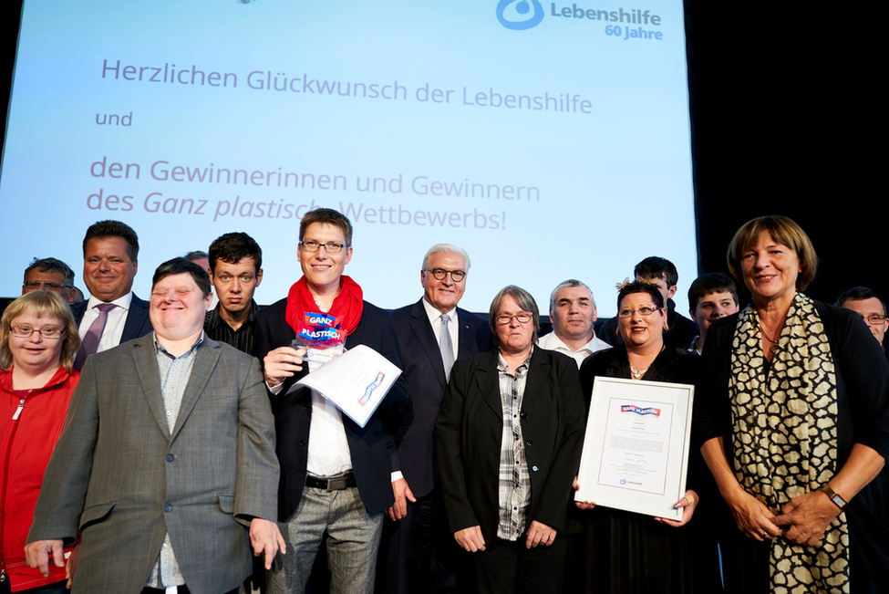 Bundespräsident Frank-Walter Steinmeier mit den Gewinnerinnen und Gewinnern der Preisverleihung im Kreativ-Wettbewerb 'Ganz plastisch' anlässlich der Jubiläumsfeier '60 Jahre Lebenshilfe' im Haus der Kulturen der Welt in Berlin 