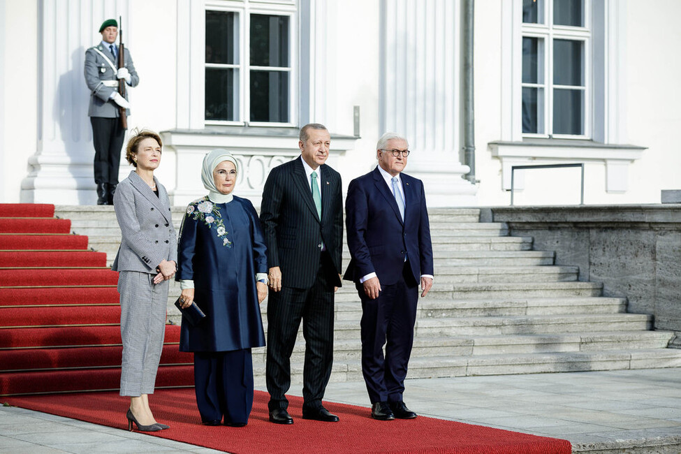 Bundespräsident Frank-Walter Steinmeier und Elke Büdenbender begrüßen den Präsidenten der Republik Türkei, Recep Tayyip Erdoğan, und seine Ehefrau Emine Erdoğan vor dem Schlossportal von Schloss Bellevue anlässlich des Staatsbesuchs 