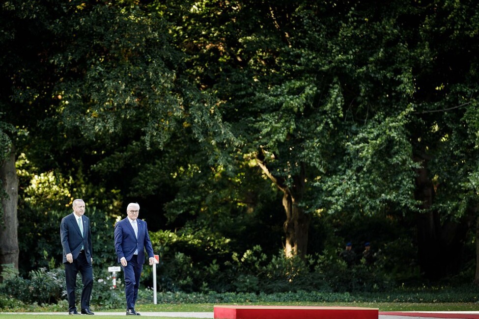 Bundespräsident Frank-Walter Steinmeier begrüßt den Präsidenten der Republik Türkei, Recep Tayyip Erdoğan, mit militärischen Ehren im Park von Schloss Bellevue anlässlich des Staatsbesuchs 