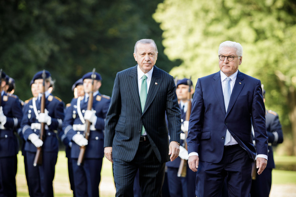 Bundespräsident Frank-Walter Steinmeier begrüßt den Präsidenten der Republik Türkei, Recep Tayyip Erdoğan, mit militärischen Ehren im Park von Schloss Bellevue anlässlich des Staatsbesuchs 