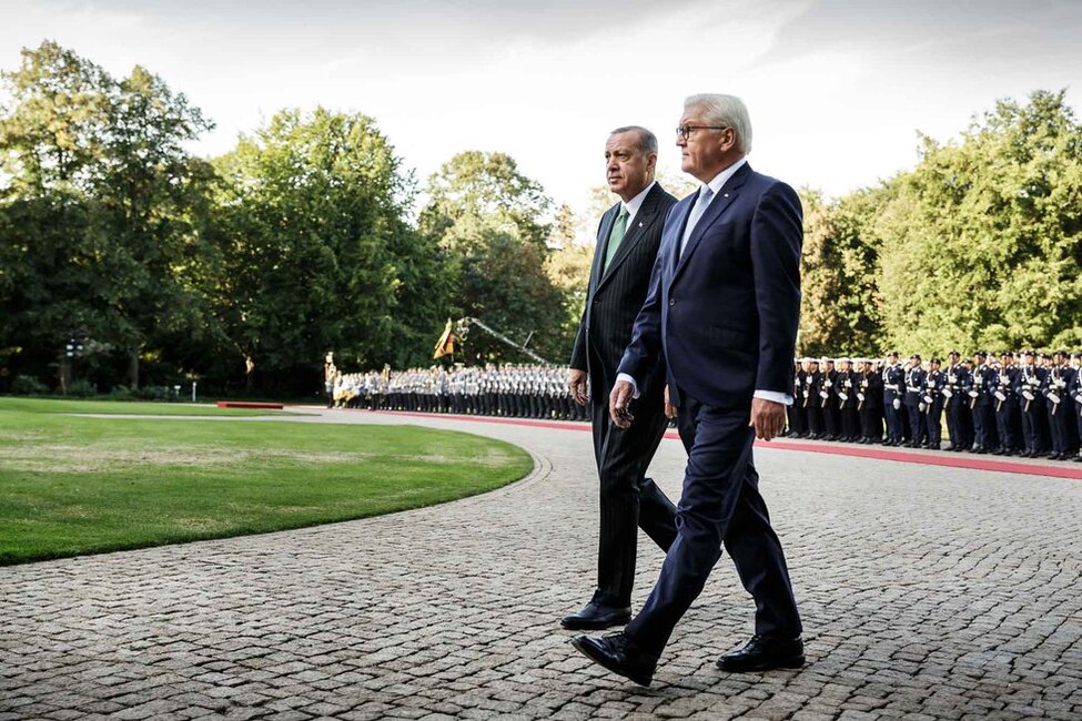 Bundespräsident Frank-Walter Steinmeier begrüßt den Präsidenten der Republik Türkei, Recep Tayyip Erdoğan, mit militärischen Ehren im Park von Schloss Bellevue anlässlich des Staatsbesuchs 