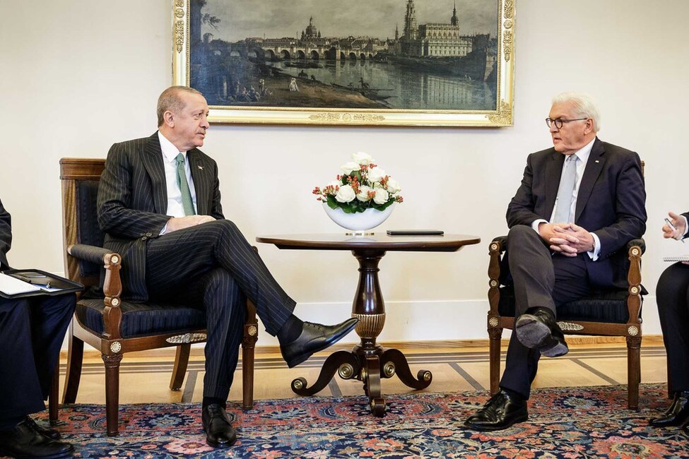 Bundespräsident Frank-Walter Steinmeier im Gespräch mit dem Präsidenten der Republik Türkei, Recep Tayyip Erdoğan, im Amtszimmer von Schloss Bellevue anlässlich des Staatsbesuchs 