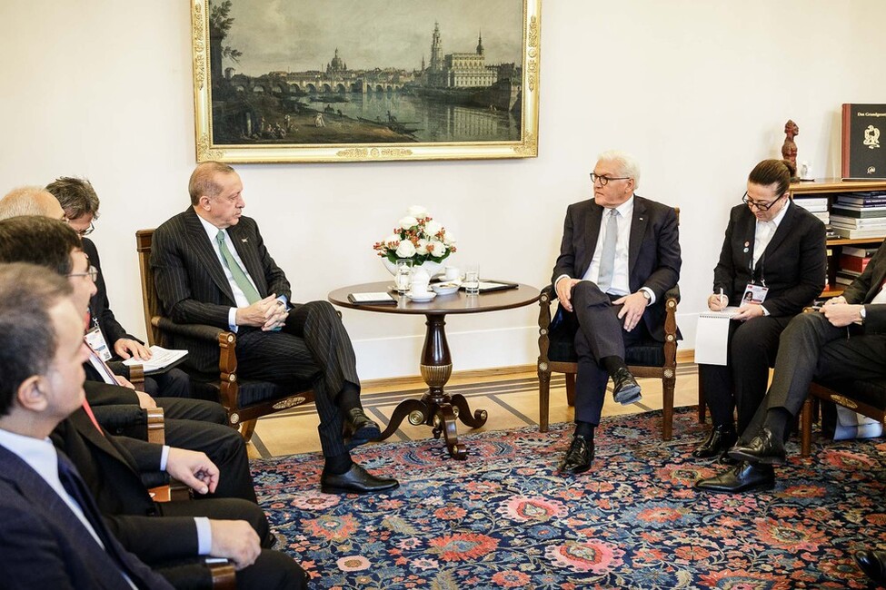 Bundespräsident Frank-Walter Steinmeier im Gespräch mit dem Präsidenten der Republik Türkei, Recep Tayyip Erdoğan, im Amtszimmer von Schloss Bellevue anlässlich des Staatsbesuchs 