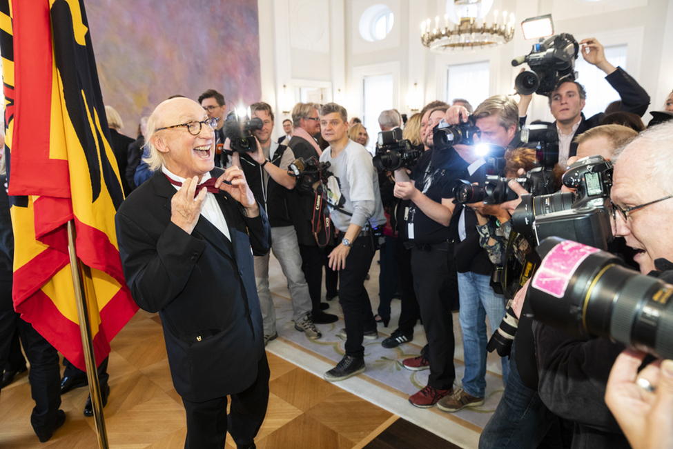 Der Komiker und Schauspieler Otto Waalkes nach der Auszeichnung mit dem Verdienstkreuz 1. Klasse bei der Ordensverleihung zum Tag der Deutschen Einheit 'Kultur verbindet' in Schloss Bellevue 