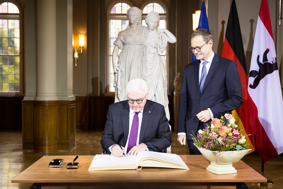 Bundespräsident Frank-Walter Steinmeier beim Eintrag in das Goldene Buch der Stadt Berlin anlässlich der Feierlichkeiten zum Tag der Deutschen Einheit in Berlin 