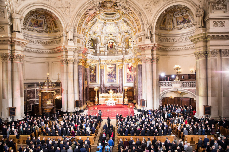 Bundespräsident Frank-Walter Steinmeier und Elke Büdenbender beim ökumenischen Gottesdienst im Berliner Dom anlässlich der Feierlichkeiten zum Tag der Deutschen Einheit in Berlin 