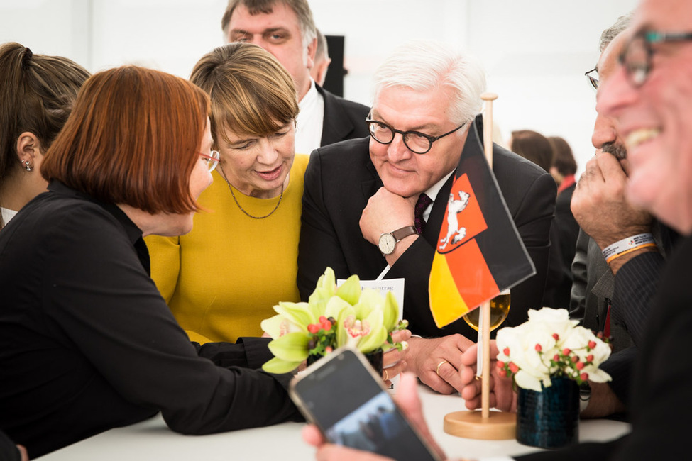 Bundespräsident Frank-Walter Steinmeier und Elke Büdenbender beim Gespräch mit Bürgerinnen und Bürgern beim Bürgerempfang in der Staatsoper Unter den Linden anlässlich der Feierlichkeiten zum Tag der Deutschen Einheit in Berlin 