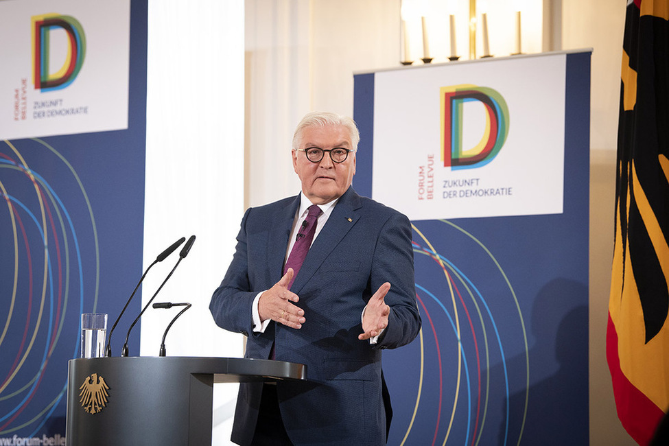 Bundespräsident Frank-Walter Steinmeier hält eine Rede beim fünften Forum Bellevue zur Zukunft der Demokratie: 'Risse und Ressentiments – Über die Fragmentierung und Emotionalisierung von Politik und Gesellschaft' im Großen Saal von Schloss Bellevue