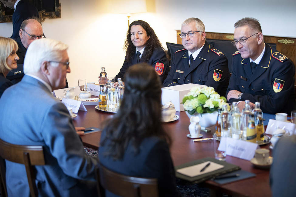 Bundespräsident Frank-Walter Steinmeier beim Gespräch mit Vertretern des Deutschen Feuerwehrverbandes im Gartensalon von Schloss Bellevue 