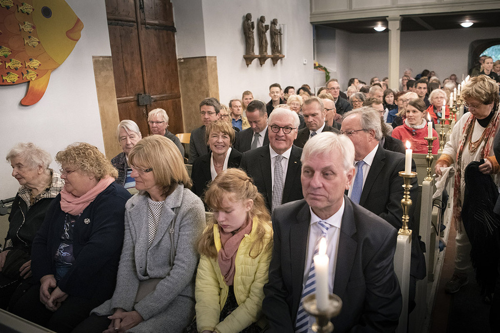 Bundespräsident Frank-Walter Steinmeier und Elke Büdenbender lauschen dem Erntedankgottesdienstes in der Dorfkirche Lübars in Alt-Lübars 