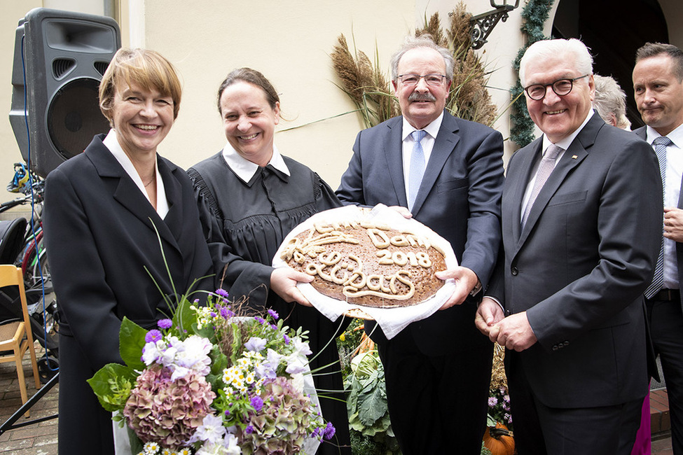 Bundespräsident Frank-Walter Steinmeierund Elke Büdenbender bekommen ein Geschenk von der Pfarrerin der Evangelischen Kirchengemeinde Lübars und den Gemeindekirchenratsvorsitzender anlässlich seines Besuch eines Erntedankgottesdienstes überreicht