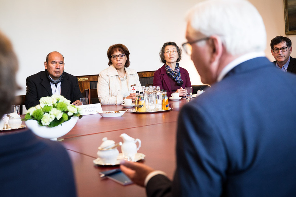 Bundespräsident Frank-Walter Steinmeier beim Gespräch mit Vertretern verschiedener Migrantenorganisationen in Deutschland im Gartensalon von Schloss Bellevue 
