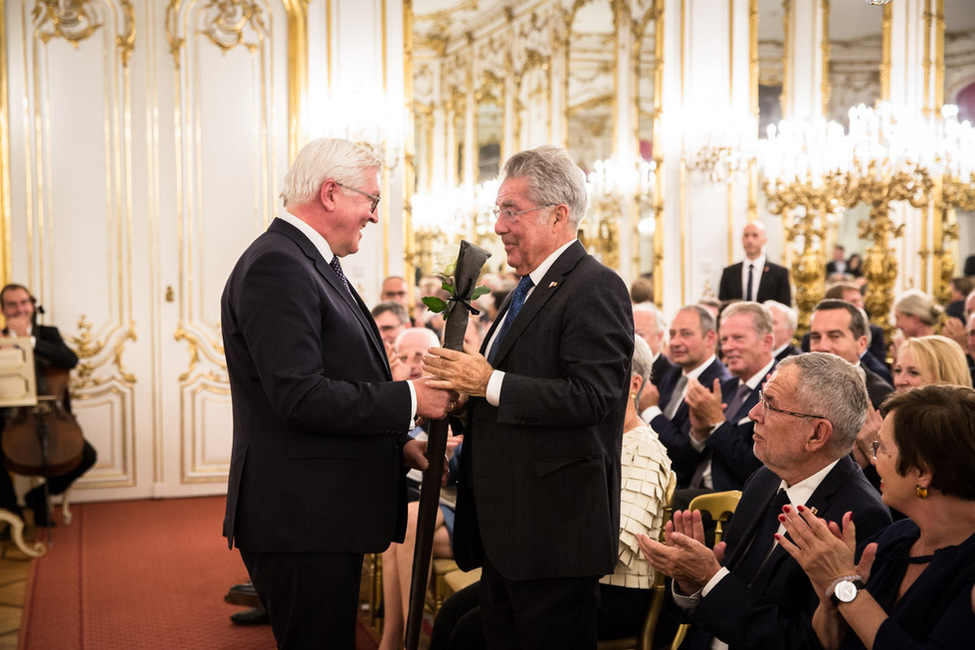 Bundespräsident Frank-Walter Steinmeier gratuliert dem Bundespräsidenten a. D. der Republik Österreich, Heinz Fischer, im Spiegelsaal der Hofburg in Wien anlässlich seines 80. Geburtstags