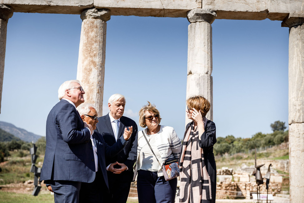 Bundespräsident Frank-Walter Steinmeier und Elke Büdenbender bei einem Rundgang durch die Ausgrabungsstätte des antiken Messini  mit dem Leiter der Ausgrabungen, Petros Themelis, anlässlich des Staatsbesuchs in der Hellenischen Republik