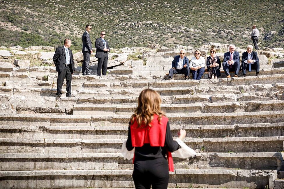 Bundespräsident Frank-Walter Steinmeier und Elke Büdenbender im antiken Theater bei einem Rundgang durch die Ausgrabungsstätte des antiken Messini mit dem Leiter der Ausgrabungen, Petros Themelis anlässlich des Staatsbesuchs in der Hellenischen Republik