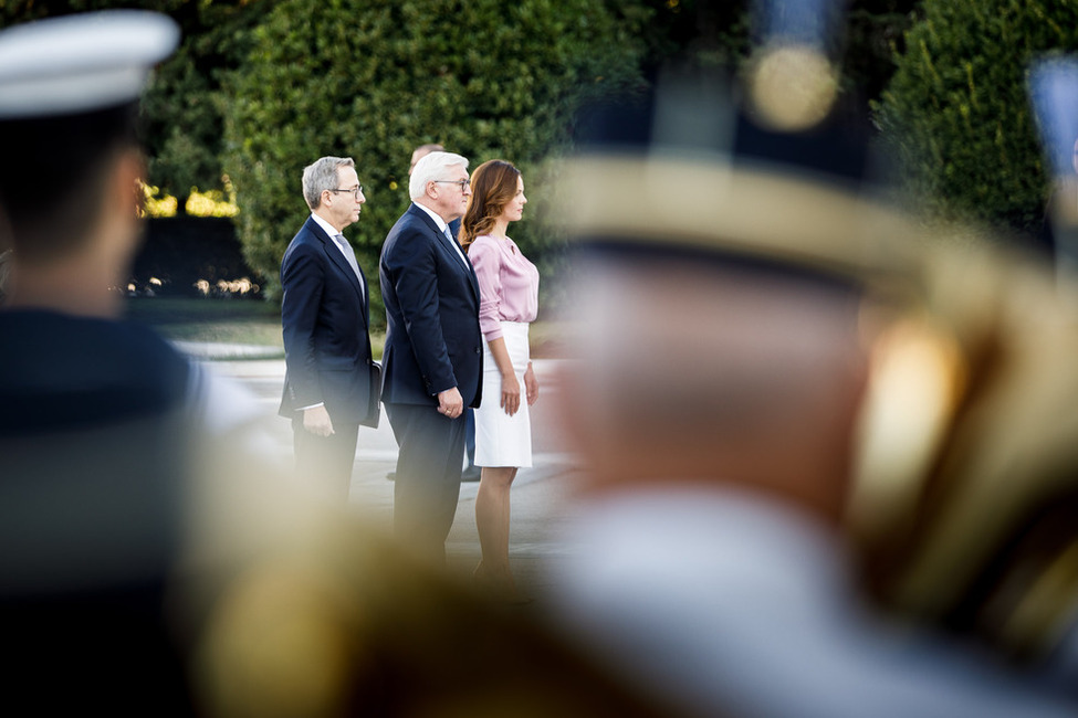 Bundespräsident Frank-Walter Steinmeier bei der Kranzniederlegung am Grabmal des unbekannten Soldaten in Athen anlässlich des Staatsbesuchs in der Hellenischen Republik