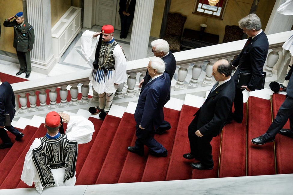 Bundespräsident Frank-Walter Steinmeier verlässt, begleitet vom Präsidenten der Hellenischen Republik Prokopios Pavlopoulos, den Präsidentenpalast in Athen 