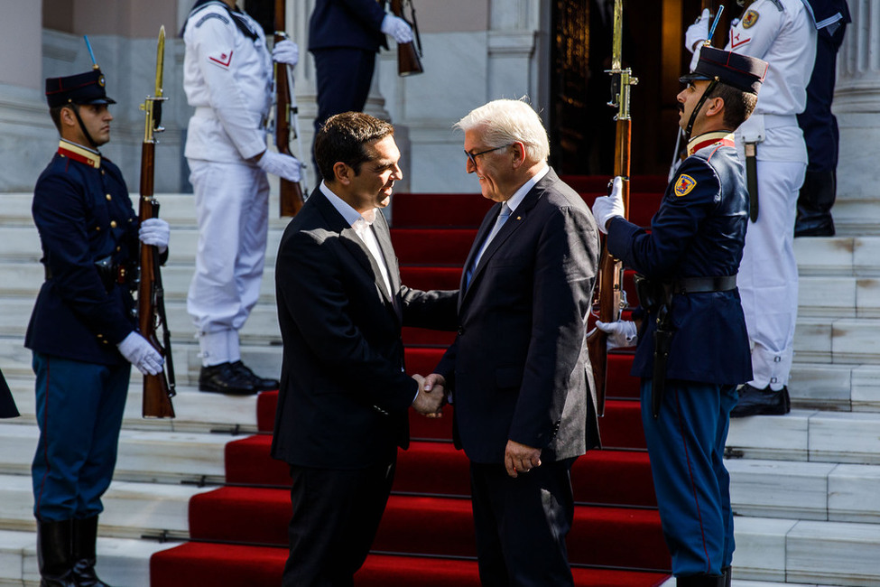Bundespräsident Frank-Walter Steinmeier wird vom griechischen Ministerpräsidenten Alexis Tsipras am Sitz des Ministerpräsidenten in Athen anlässlich des Staatsbesuchs in der Hellenischen Republik begrüßt